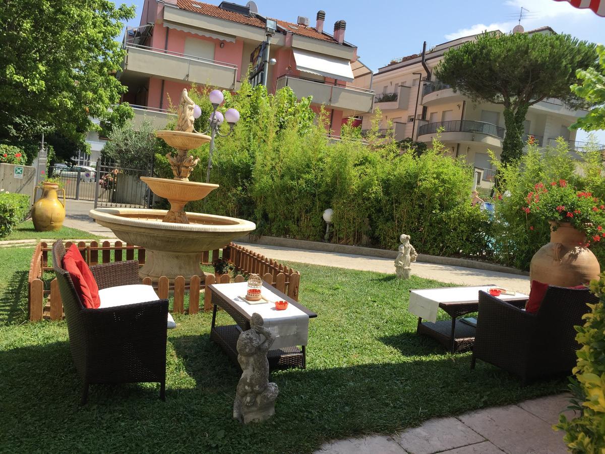 Hotel De Amicis Riccione Eksteriør billede
